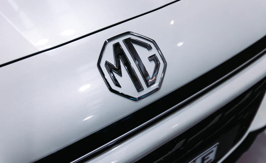 Front hood MG badge on MG HS SUPER HYBRID
